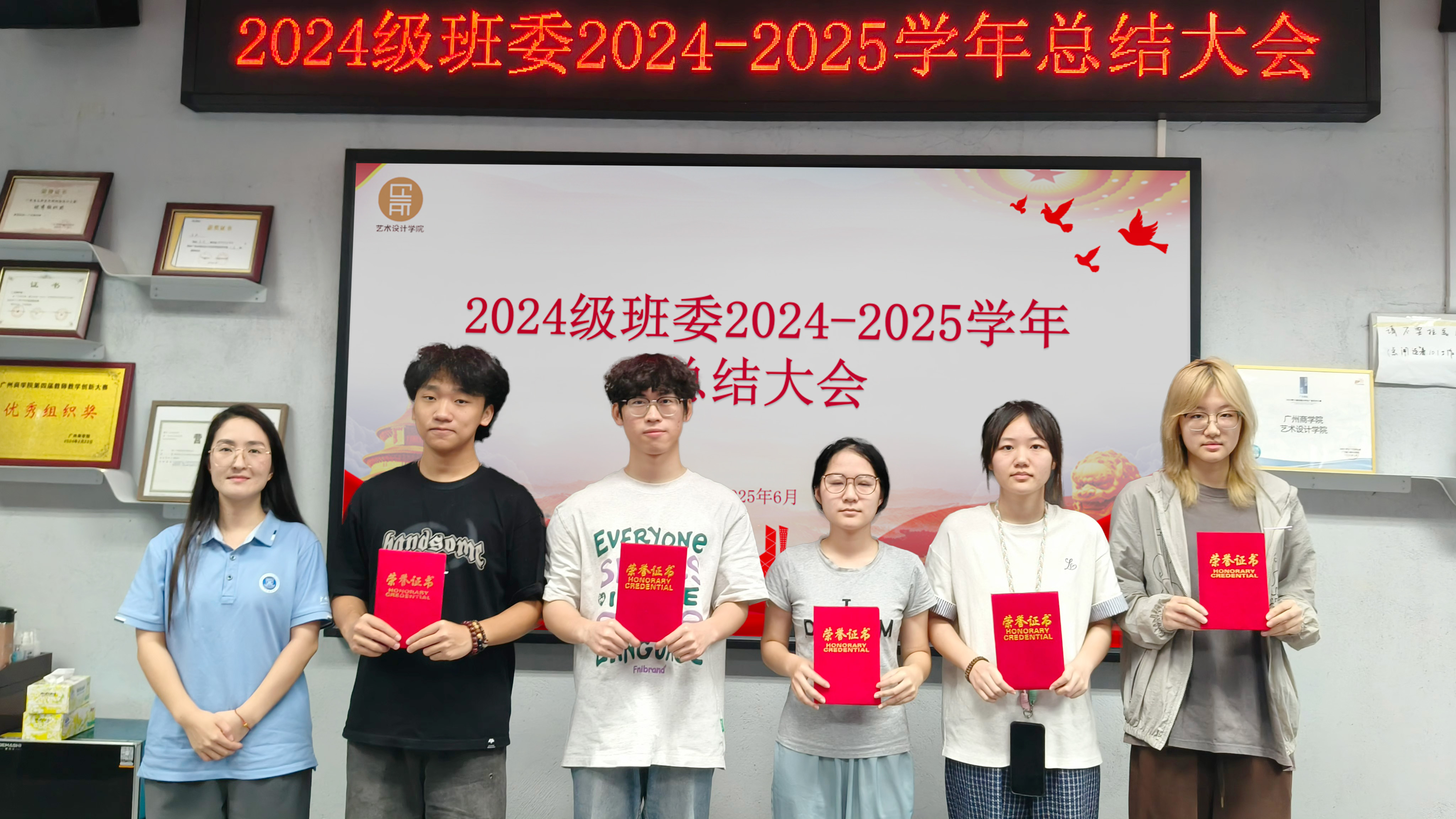 图2：郑颖超老师给获奖学生骨干颁发荣誉证书.jpg