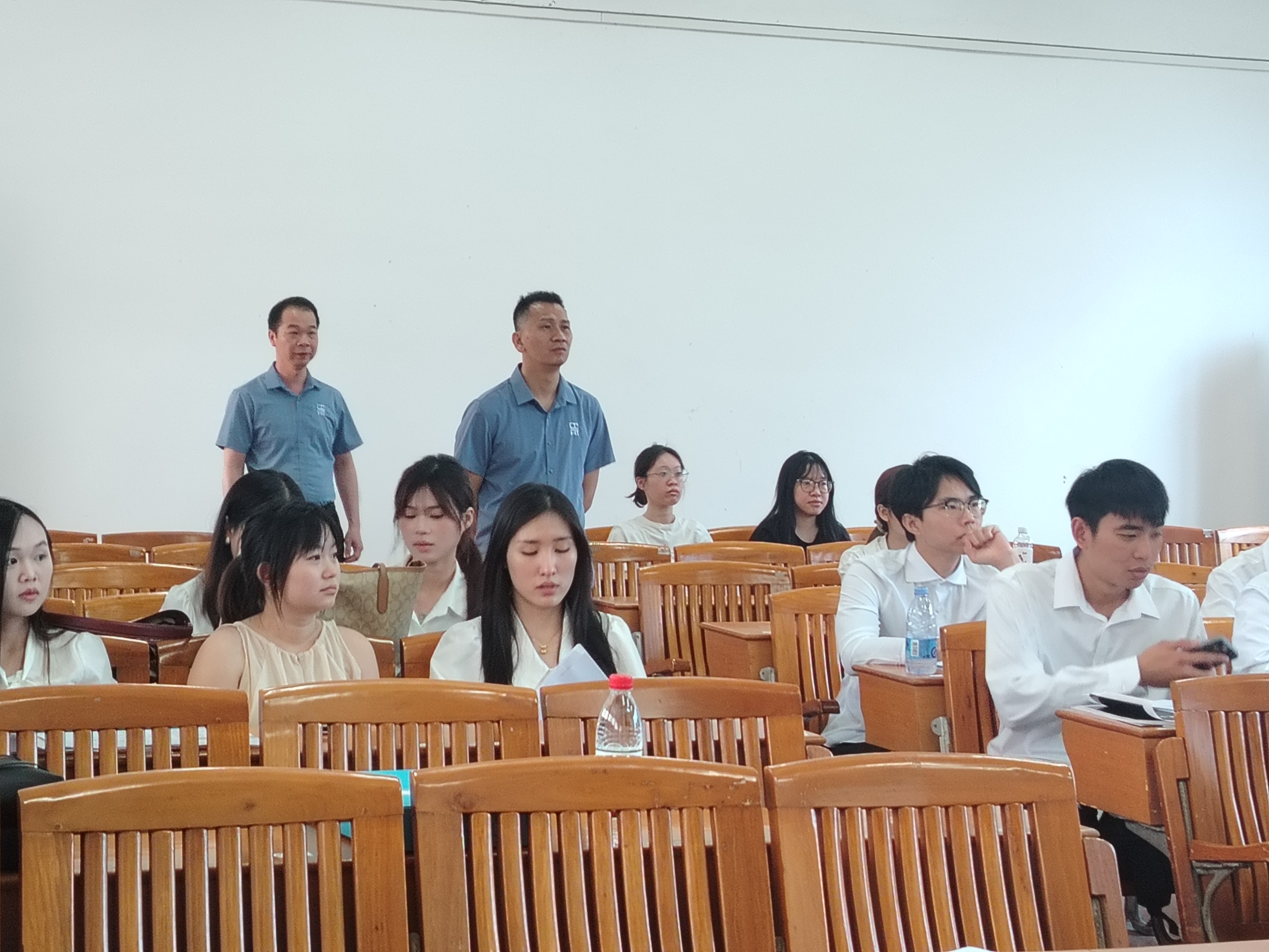 学院领导组巡查1.jpg