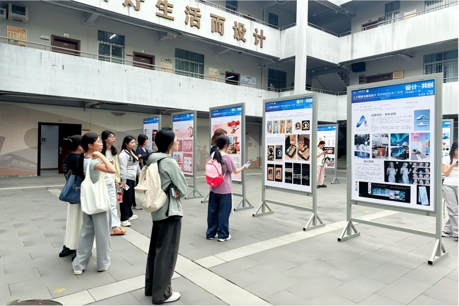 3 现场观展.JPG