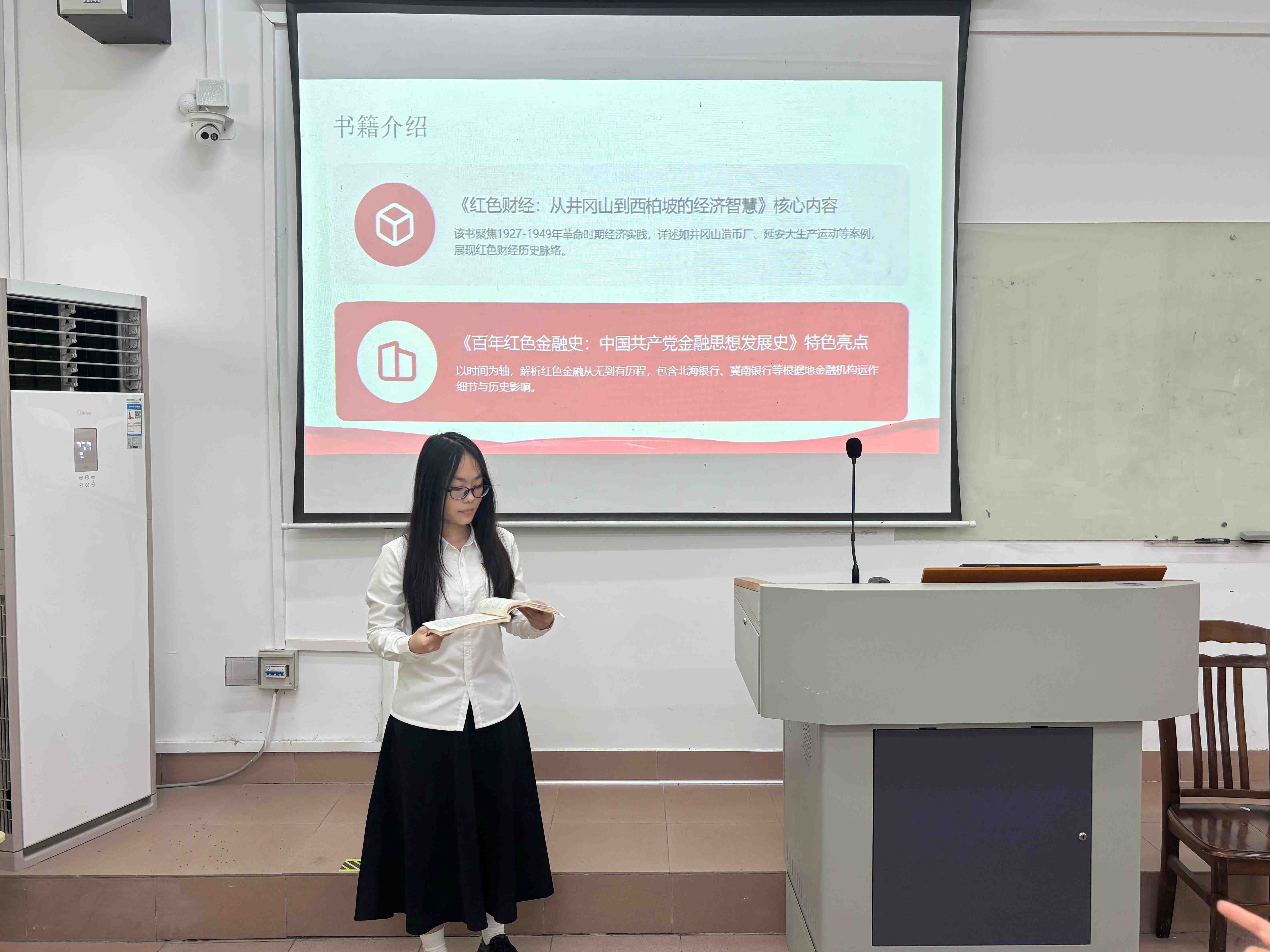 党员代表依次诵读红色财经书籍1.jpg