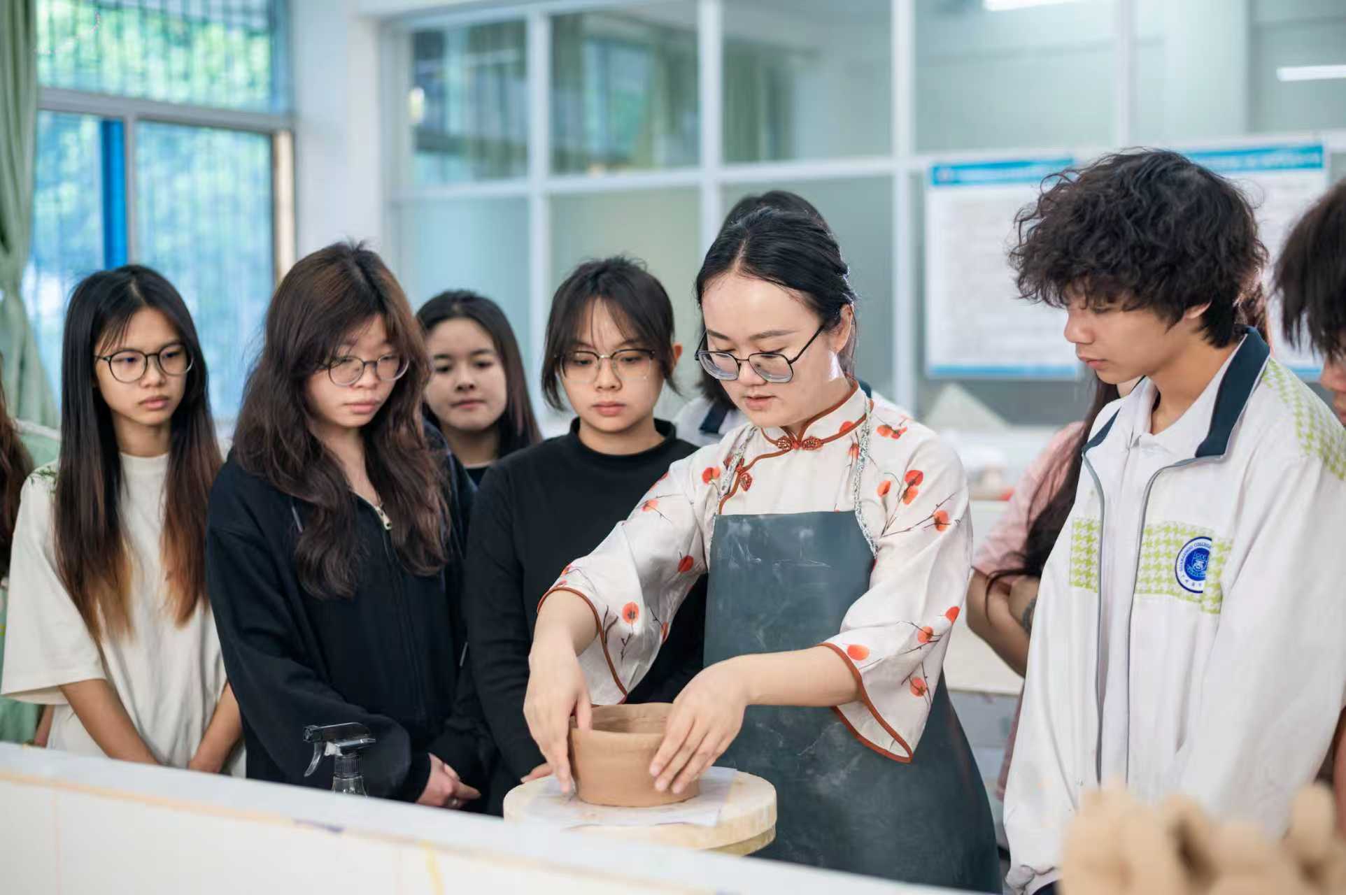潘梦梅老师指导学生.jpg