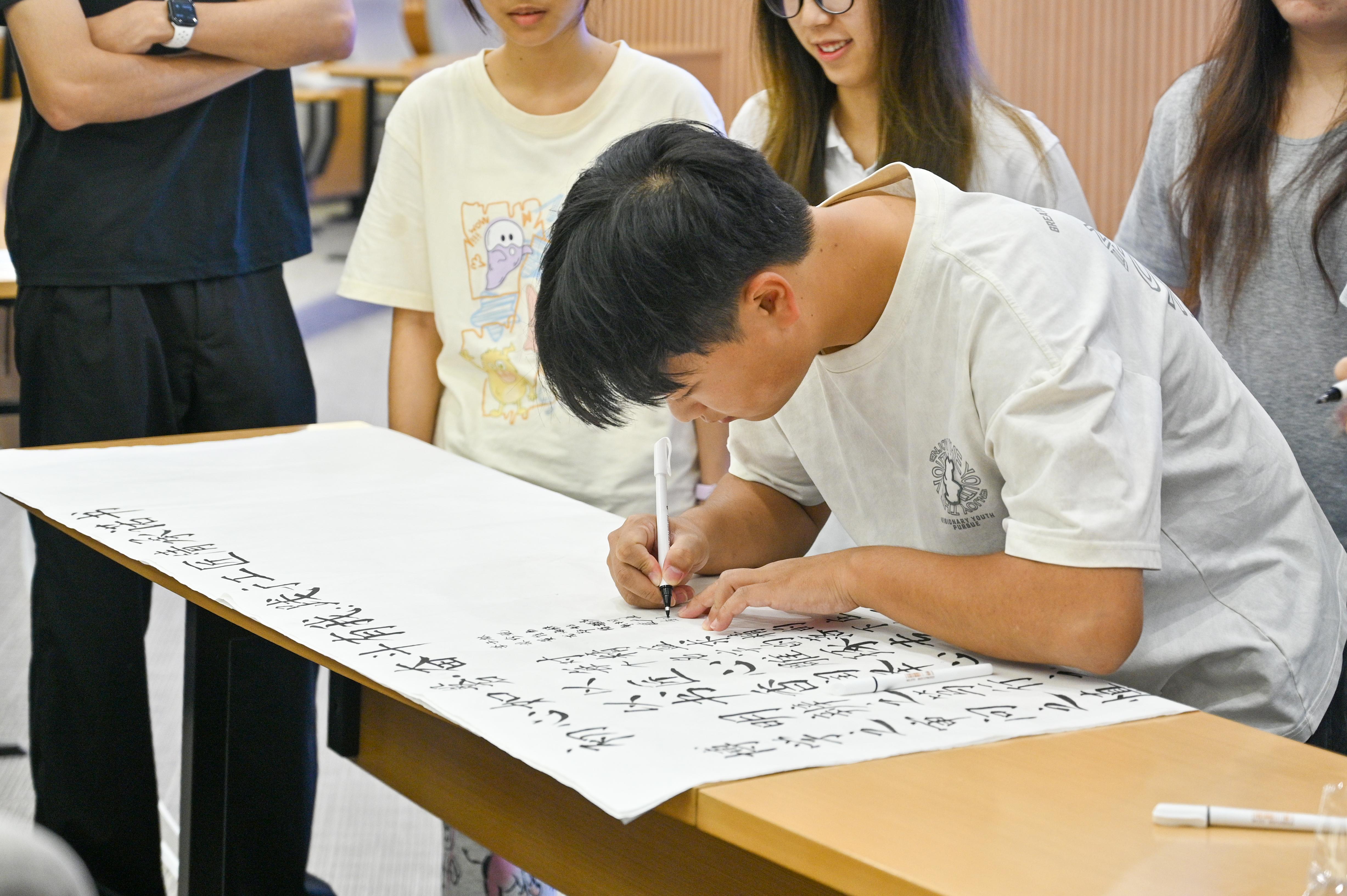 全体成员集体在宣纸上签署践行承诺(1).jpg