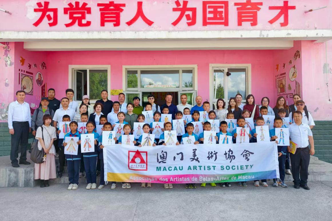 学生持作品与嘉宾合影.png