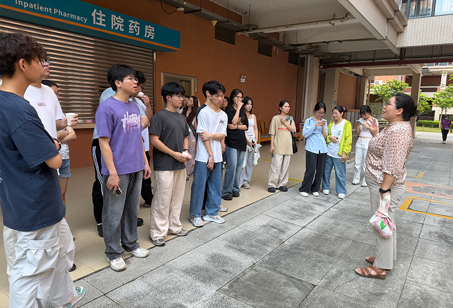 老人院陈部长向同学们介绍室外环境现状.jpg