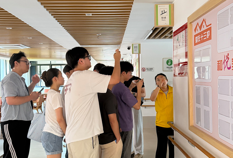 老人院工作人员向同学们介绍老人院环境现状.jpg