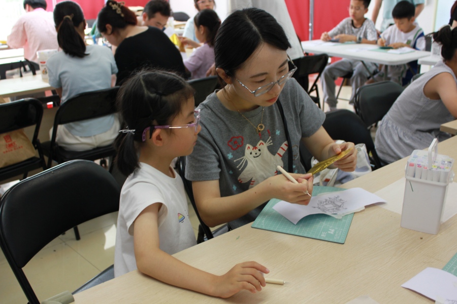 社区亲子家庭进行手工创作.jpg
