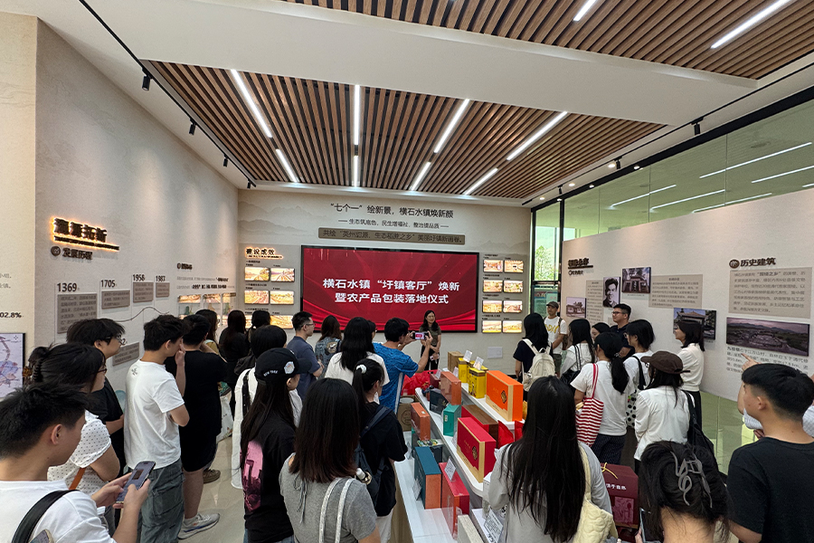 1.环境设计系系主任龙莉红发言及仪式现场.jpg