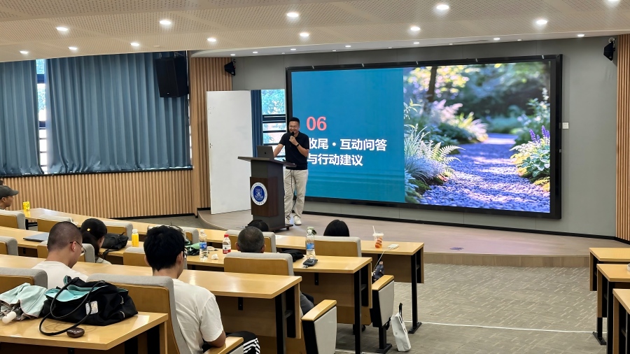 讲座现场.jpg