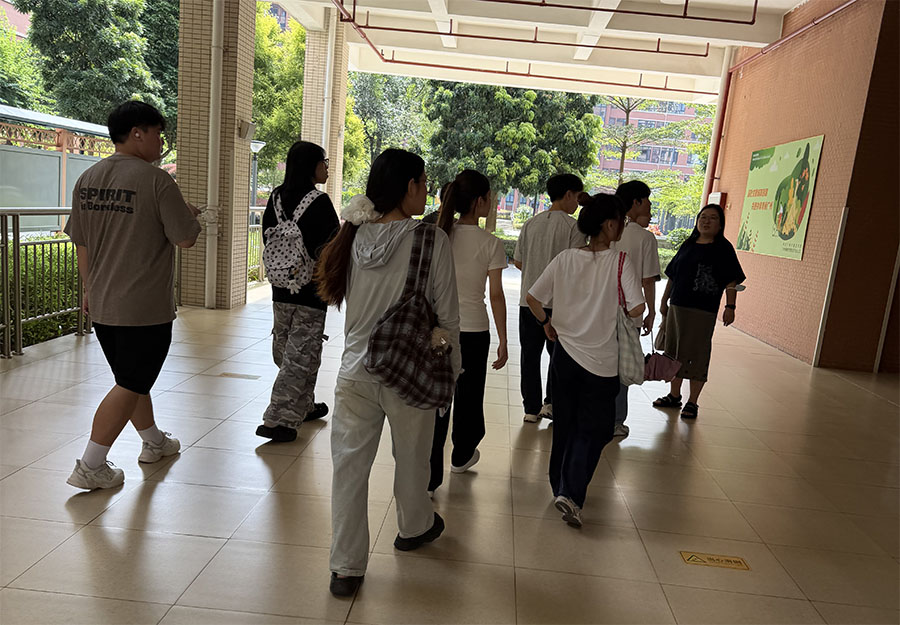 同学们参观.jpg