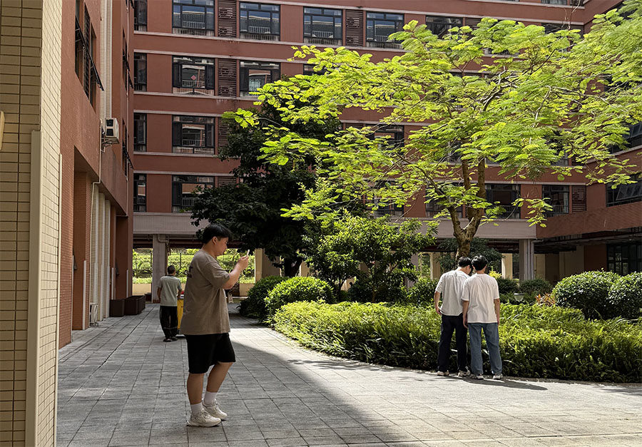 同学们调研.jpg