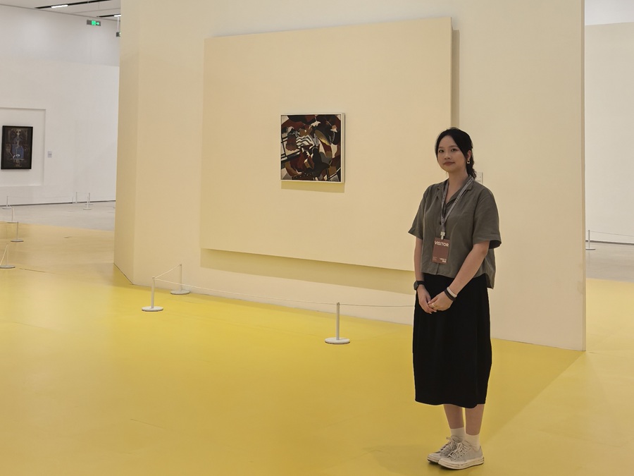 2023级学生张涵参与展览现场工作.jpg