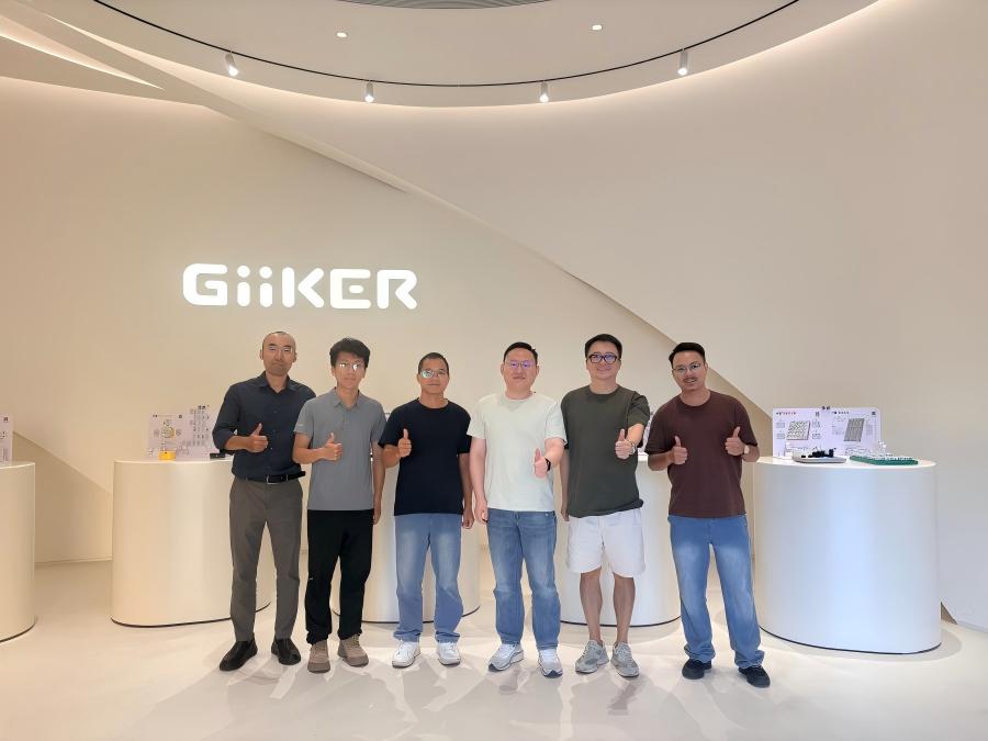 合影2(1).jpg