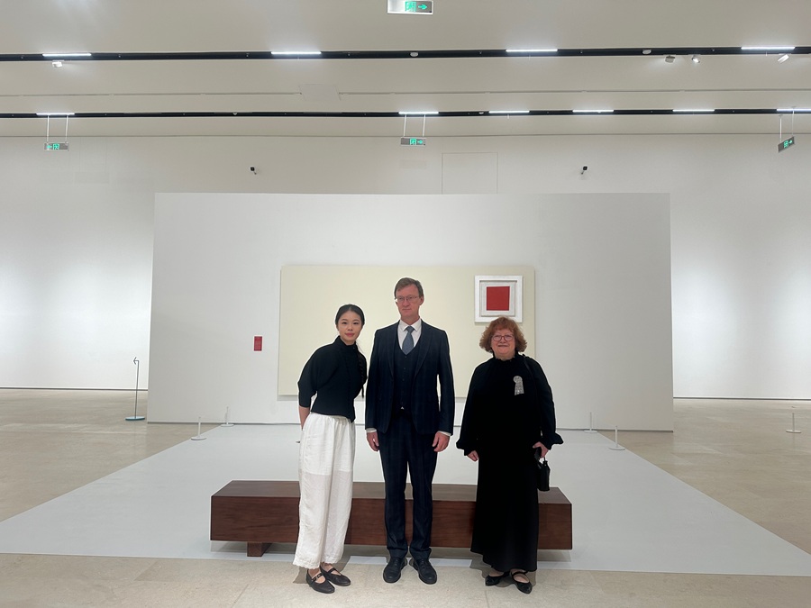 肖雅葳老师与俄罗斯国家博物馆副馆长Sergei Sirro先生及首席研究员策展人Alisa Lyubimova女士合影.jpg