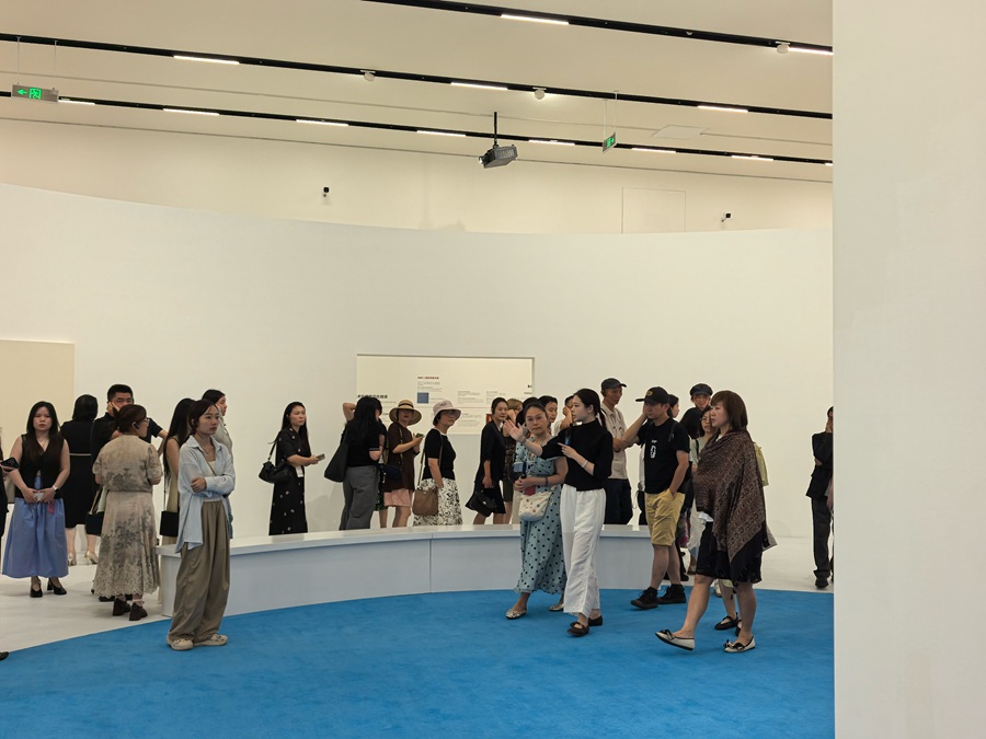 肖雅葳老师进行展览讲解.jpg