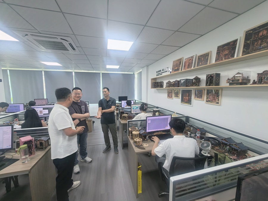 参观学生办公环境.jpg